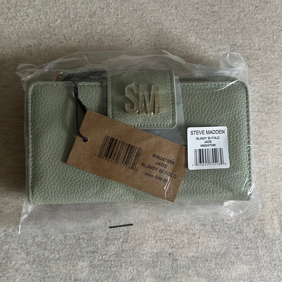 Steve Madden Blindy Smooth Bi-Fold Wallet in Jade NWT OS - Picture 1 of 5